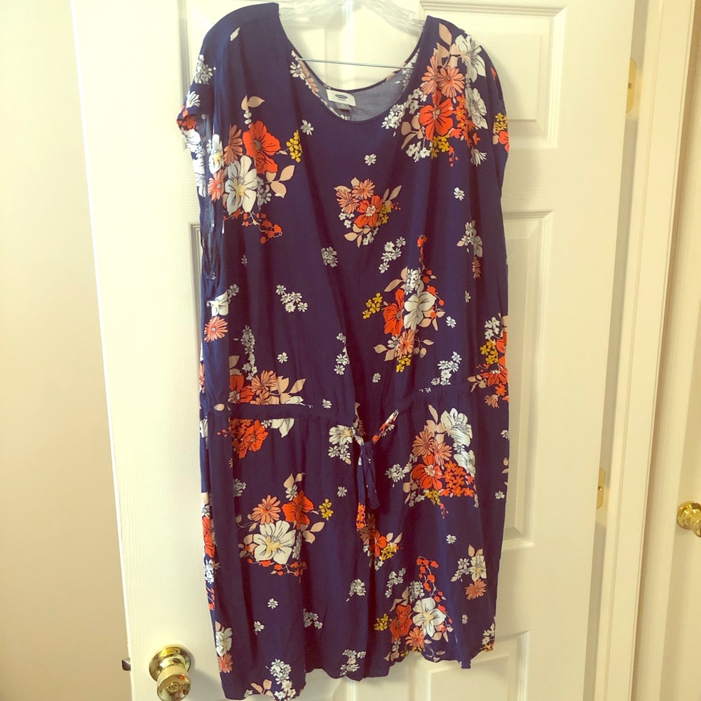 Old Navy cinched waist dress. 3x. Floral. Navy.